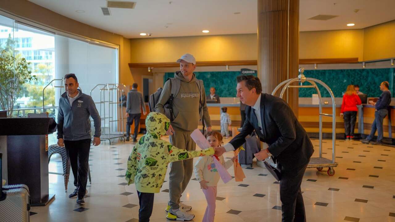 Marmaris’te Turizm Sezonu Çiçeklerle Açıldı, İlk Turistler Galatasaray'ı Yenen Liverpool'dan Geldi 7